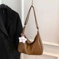 Sac fourre-tout marron foncé avec motif litchi, pendentif étoile et large bandoulière - Café Avec Pendentif
