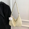 Sac hobo blanc cassé en cuir grainé avec bandoulière et pendentif étoile en peluche - Blanc Crème avec Pendentif