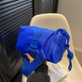 Elektrisch blauwe nylon gewatteerde cilindrische tas met geweven knoopdetails - Klein Blauw