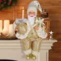 Detail der 30cm Weihnachtsmann-Figur in Champagnergold mit Geschenkbox und silbernem Sack - Sitzender Weihnachtsmann Champagner Gold Stil