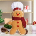 Detail eines Plüsch-Lebkuchenmanns mit Kochmütze und Schal in festlicher Kulisse - Männlicher Stil (Kochmütze & Schal)