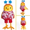 Vue en trois angles de figurine d'oiseau en feutre jaune avec tenue motif pastèque - Oiseau de Plage