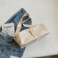 Minimalistische crèmekleurige nylon crossbodytas met gesp en brede riem - Groot / Wit