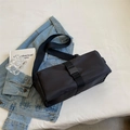 Veelzijdige zwarte nylon crossbody tas met gesp en verstelbare schouderband - Groot / Zwart