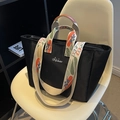 Borsa tote in nylon nero con tracolle ricamate a fiori e chiusura a zip - Tracolla Ricamata a Fiori / Nero