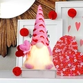 Détail d'un gnome de la Saint-Valentin lumineux avec bonnet en tricot et barbe en peluche - Homme (Style Barbe)