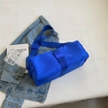 Elektrisch blauwe nylon cilindrische crossbodytas met brede schouderband op jas - Groot / Klein Blauw