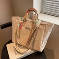 Borsa tote in nylon bianco sporco con tracolla floreale e manici in pelle marrone - Tracolla Ricamata a Fiori / Bianco Sporco
