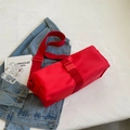 Casual rode nylon crossbodytas met verstelbare brede riem en bijpassende kunststof gesp - Groot / Rood