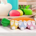 Süße karottenförmige Plüschtasche mit bunten Osterhasen-Anhängern und Reißverschluss - Karotten Und Hasen Stil