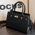 Schwarze Handtasche aus Litschi-Leder mit goldenem Drehverschluss und Schultergurt - Schwarz