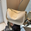 Beige übergroße halbmondförmige Umhängetasche mit gewebtem breitem Schultergurt im Ethno-Stil - Gebrochenes Weiß
