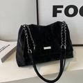Borsa tote in velluto nero con tracolla a catena argento e logo metallico minimalista - Nero
