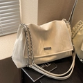 Elegante borsa tote beige in ecopelle testurizzata con tracolla a catena argentata - Bianco Sporco
