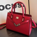Elegante rote Hochzeits-Handtasche aus Leder mit goldenen Beschlägen und Gurt - Rot