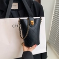 Elegante schwarze gesteppte Beuteltasche mit Goldkette und quadratischem Verschluss - Schwarz