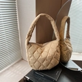 Bolso tote de nailon acolchado beige con diseño de nube y cremallera metálica superior - Caqui