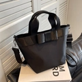 Borsa a secchiello in nylon nero con fiocco e tracolla ampia regolabile da donna - Nero