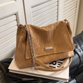 Borsa tote marrone chiaro in pelle plissettata con catena metallica e logo - Cachi