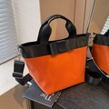 Borsa a secchiello in nylon arancione e nero con grande fiocco e tracolla larga - Arancione
