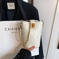 Schicke weiße Stepp-Eimertasche mit goldener Kette und quadratischem Verschluss - Weiß