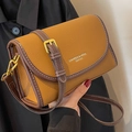 Borsa a tracolla bicolore marrone e ocra in pelle martellata con fibbia dorata fine - Marrone