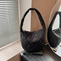 Bolso de hombro de nailon acolchado negro con forma de media luna y cremallera plateada - Negro