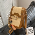 Borsa a tracolla trapuntata beige e marrone con fibbia alla moda e ciondolo a mucca - Bianco e Marrone