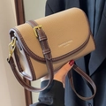 Borsa a tracolla in pelle martellata kaki e marrone con dettagli dorati chic - Cachi