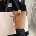 Beige gesteppte Beuteltasche mit Metallkettenriemen und Drehverschluss für Damen - Khaki