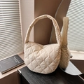 Bolso hobo acolchado de nailon blanco crema con un diseño minimalista de asa - Blanco Roto
