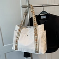 Borsa tote in nylon bianco con spalline ricamate geometriche e tasche laterali - Stile 2 (Tracolla Geometrica) / Bianco