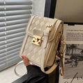 Borsa a tracolla trapuntata color crema con fibbia dorata e ciondolo a cartone - Bianco