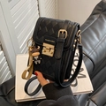 Piccola borsa a tracolla nera trapuntata con etichetta fashion e ciondolo cartoon - Nero