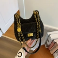 Schwarze Hobo-Tasche mit Steppmuster, Wildleder-Optik und goldener Kamelien-Kette - Schwarz
