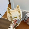 Elegante weiße Stepp-Satteltasche mit goldener Kette und Kamelienblüten-Anhänger - Cremeweiß