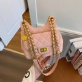 Rosa gesteppte Wildledertasche mit goldener Kette und elegantem Rosenanhänger - Rosa