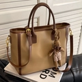 Borsa tote marrone e kaki con grazioso ciondolo a coniglio e tracolla regolabile - Marrone con Ciondolo