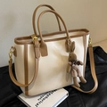 Borsa tote bianco sporco e marrone con tracolla e ciondolo a forma di coniglio - Bianco Crema con Pendente