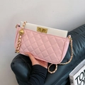 Bolso bandolera acolchado rosa y blanco con cadena dorada y cierre giratorio - Rosa