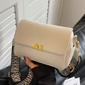Borsa a tracolla bianca in pelle martellata con tracolla intrecciata e fibbia - Bianco Sporco