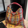 Borsa hobo scozzese multicolore con manici in pelle rossa e logo NR in metallo argento - Quadri Rossi (JY-05012)