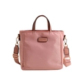 Bolso cubo de nylon rosa con correa ancha y logotipo metálico de la marca - Rosa