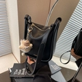 Sac seau vintage noir minimaliste en cuir mat avec un pendentif d'agneau en peluche - Noir