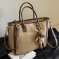 Borsa tote kaki con bordi marrone scuro, tracolla e ciondolo a forma di coniglio - Cachi Con Pendente