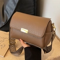 Borsa a tracolla in pelle martellata marrone scuro con cinturino jacquard e fibbia - Marrone