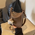 Sac seau en cuir marron avec breloque peluche blanche et fermeture éclair dorée élégante - café
