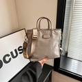 Borsa a secchiello in nylon kaki chiaro con tracolla larga e logo Glearyk - Mano e Tracolla Doppio Uso / Grigio
