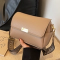 Borsa a tracolla in pelle martellata kaki con ampia tracolla etnica e fibbia dorata - Cachi
