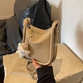Sac seau rétro kaki avec breloque monstre en peluche et bandoulière réglable - Kaki